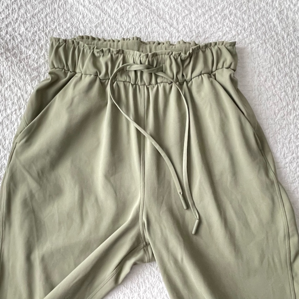 Lululemon light sage high waisted joggers size 2